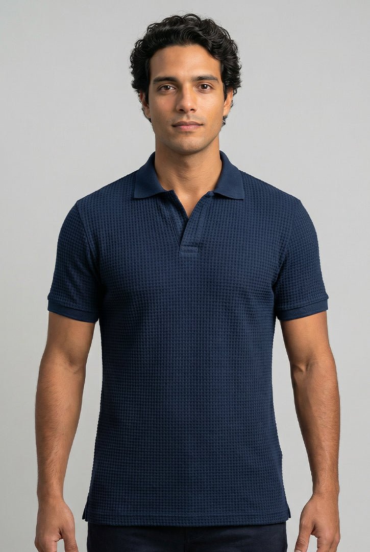 Polo masculina azul marinho com textura italiana, estilo sofisticado com caimento moderno e toque premium