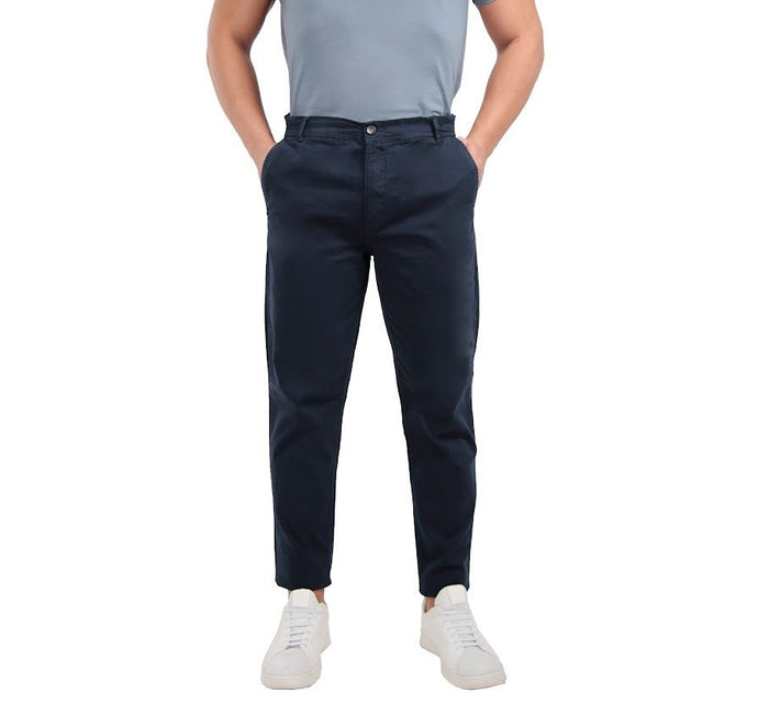 Calça sarja slim iron azul marinho, corte ajustado com acabamento premium e alta durabilidade para um visual social moderno e versátil