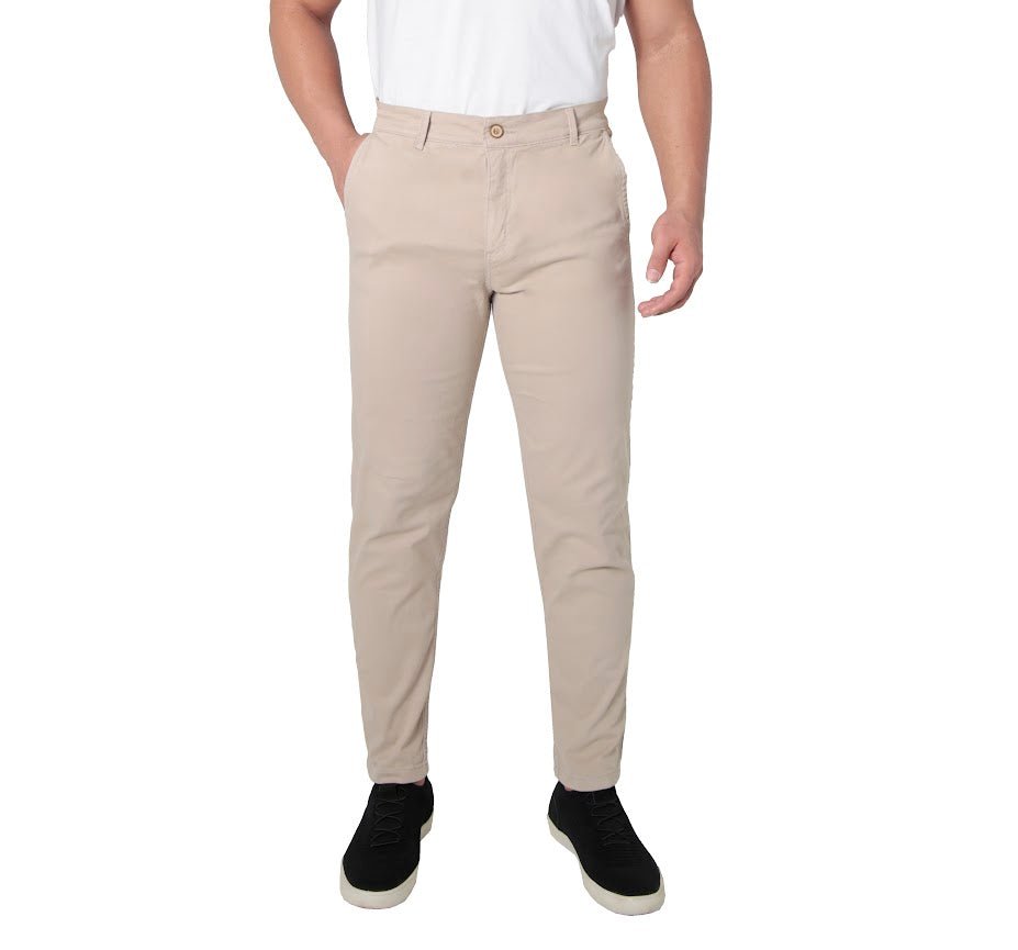 Calça sarja slim iron bege areia, tonalidade neutra sofisticada com tecido resistente e caimento slim impecável para ocasiões casuais e elegantes