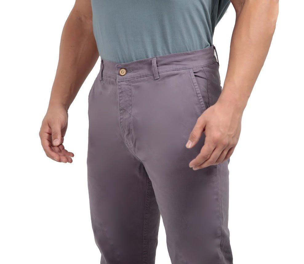 Calça sarja slim iron chumbo, tom cinza escuro industrial com tecnologia de resistência e ajuste anatômico que valoriza a silhueta masculina