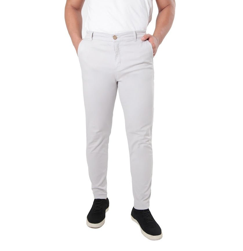 Calça sarja slim iron cinza, malha de algodão com elastano e tonalidade média, unindo a praticidade do dia a dia com a sofisticação do corte slim