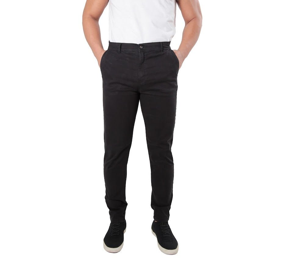 Calça sarja slim iron preta, design minimalista com cor profunda e resistente, ideal para um visual sóbrio com máximo conforto e flexibilidade