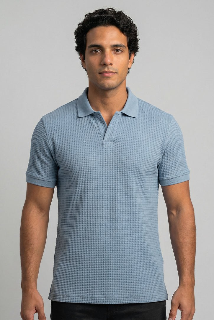 Polo masculina azul claro com textura italiana, visual leve moderno e elegante com acabamento refinado