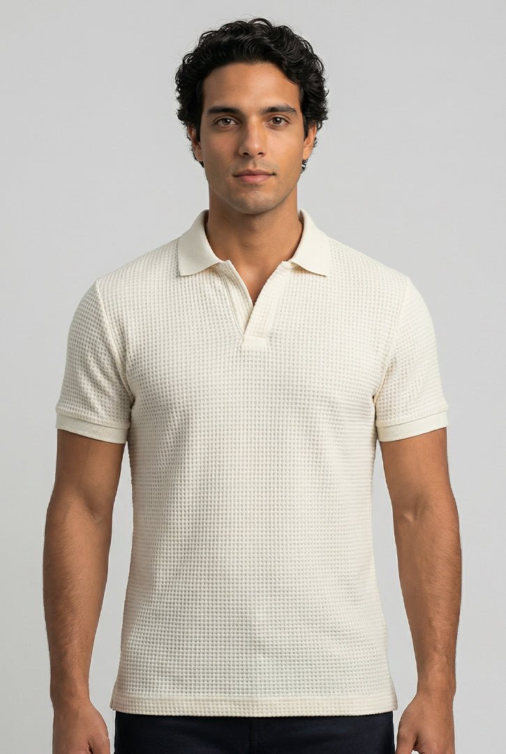 Polo masculina branca com textura italiana, visual sofisticado e acabamento premium com toque moderno
