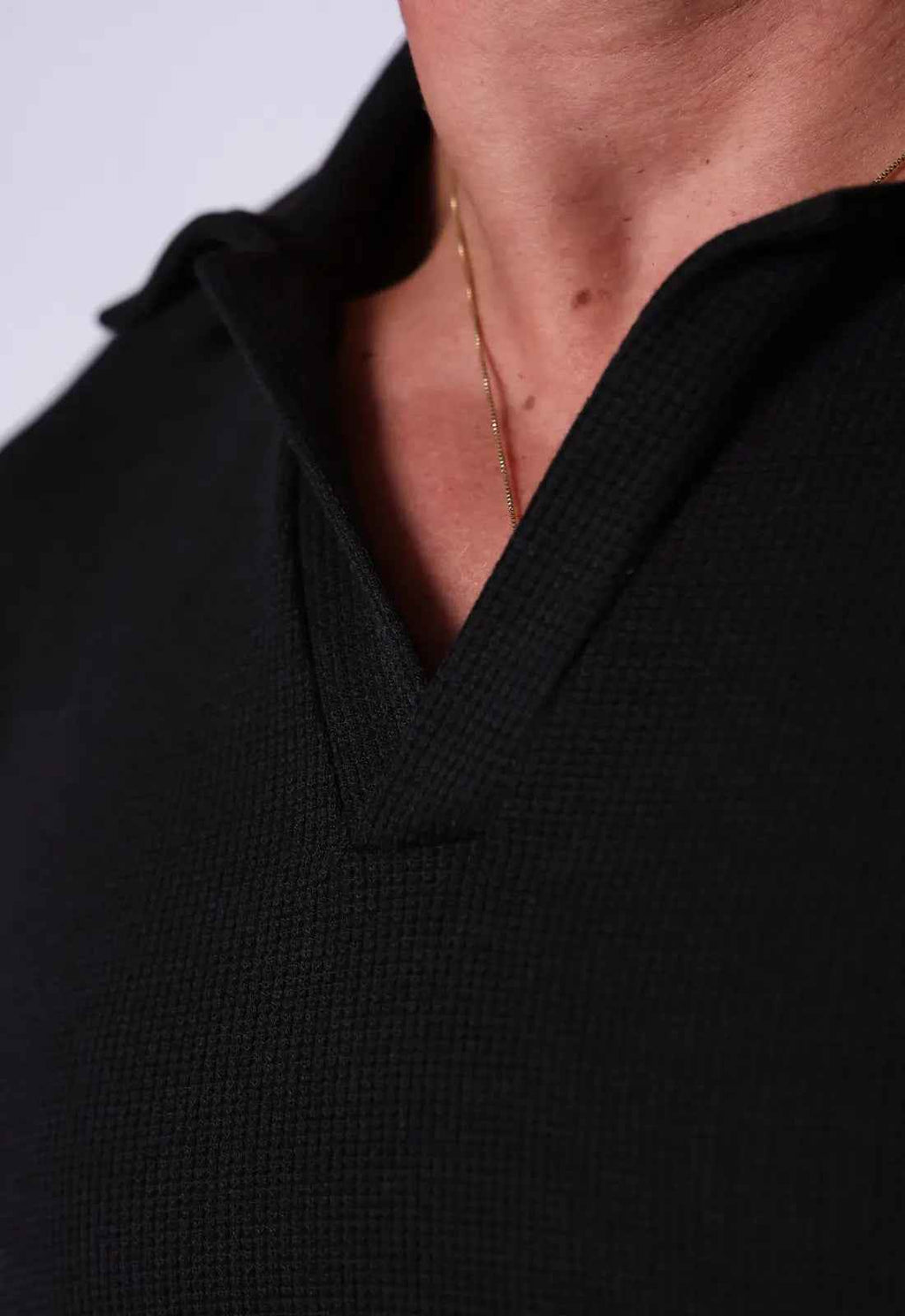 Camisa polo preta com textura italiana, estilo sofisticado com conforto e acabamento de alta qualidade