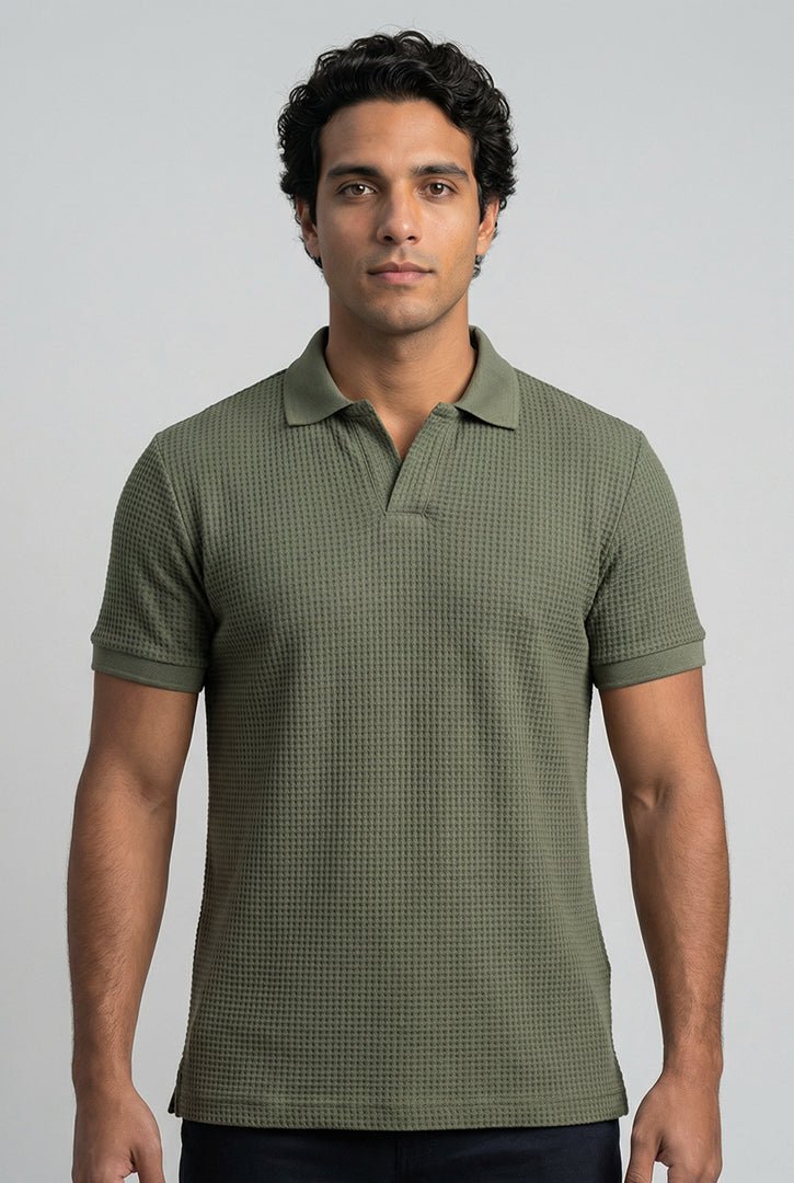 Polo masculina verde militar com textura italiana, estilo moderno e sofisticado com acabamento premium