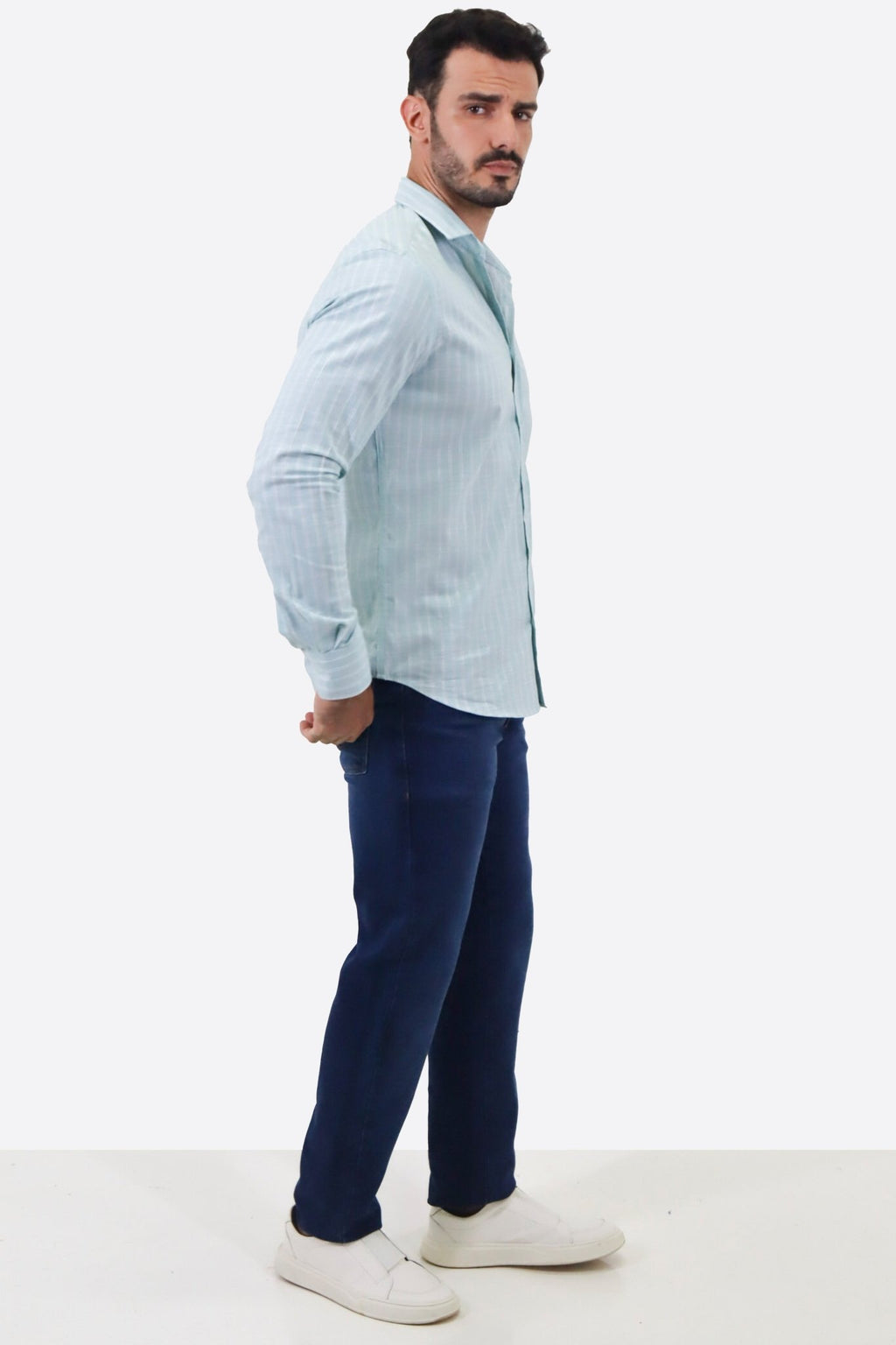 Camisa social masculina azul claro slim fit, ideal para look social moderno e elegante