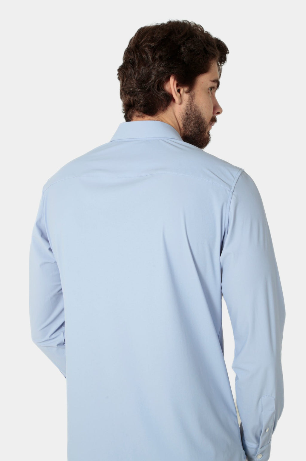 Camisa masculina azul claro tech stretch, design minimalista e sofisticado com tecnologia anti-amassado, perfeita para o estilo urbano e dinâmico