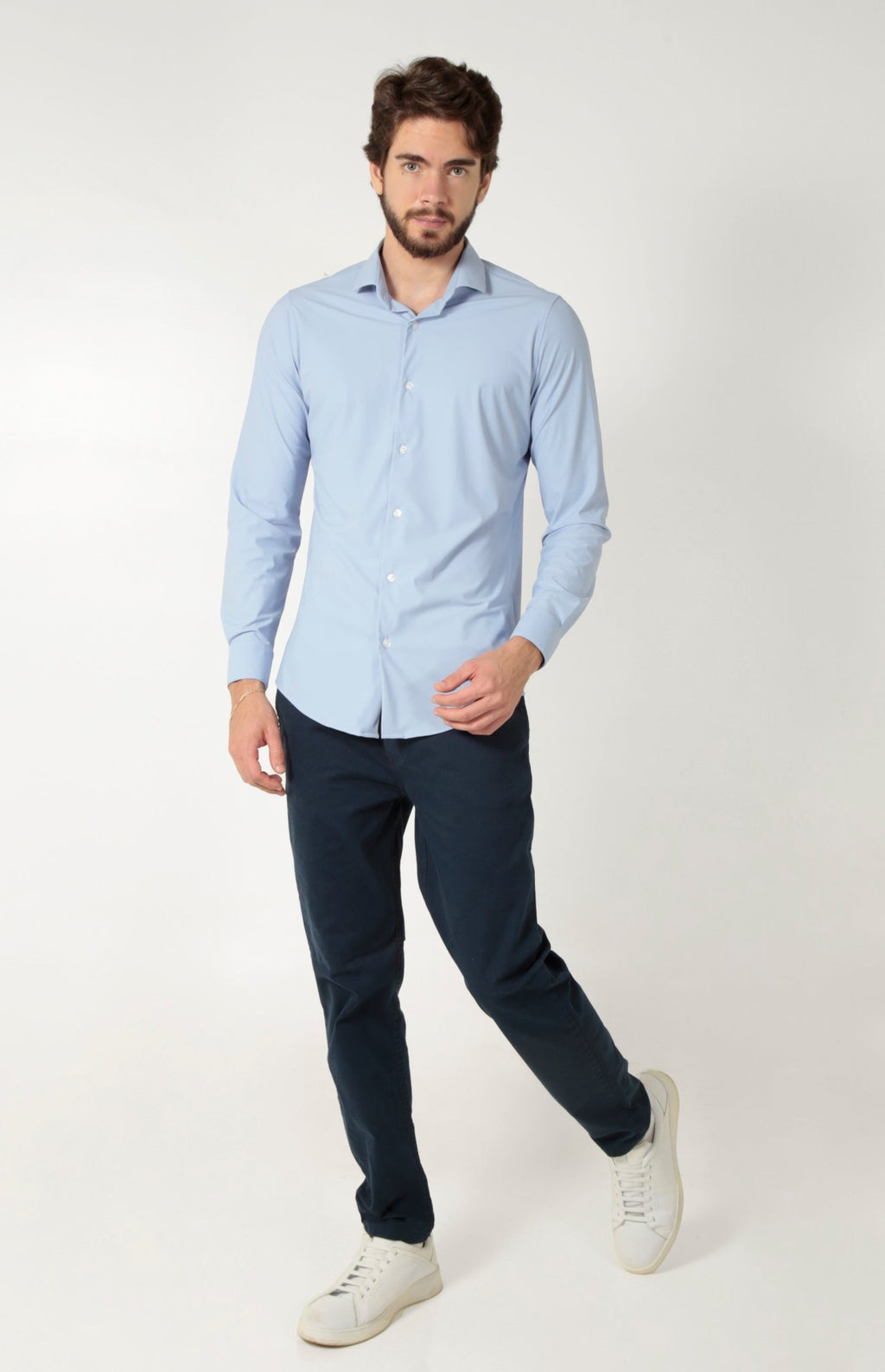 Camisa masculina azul claro em poliamida tech stretch, tonalidade suave com toque frio e tecnologia de rápida secagem para dias quentes