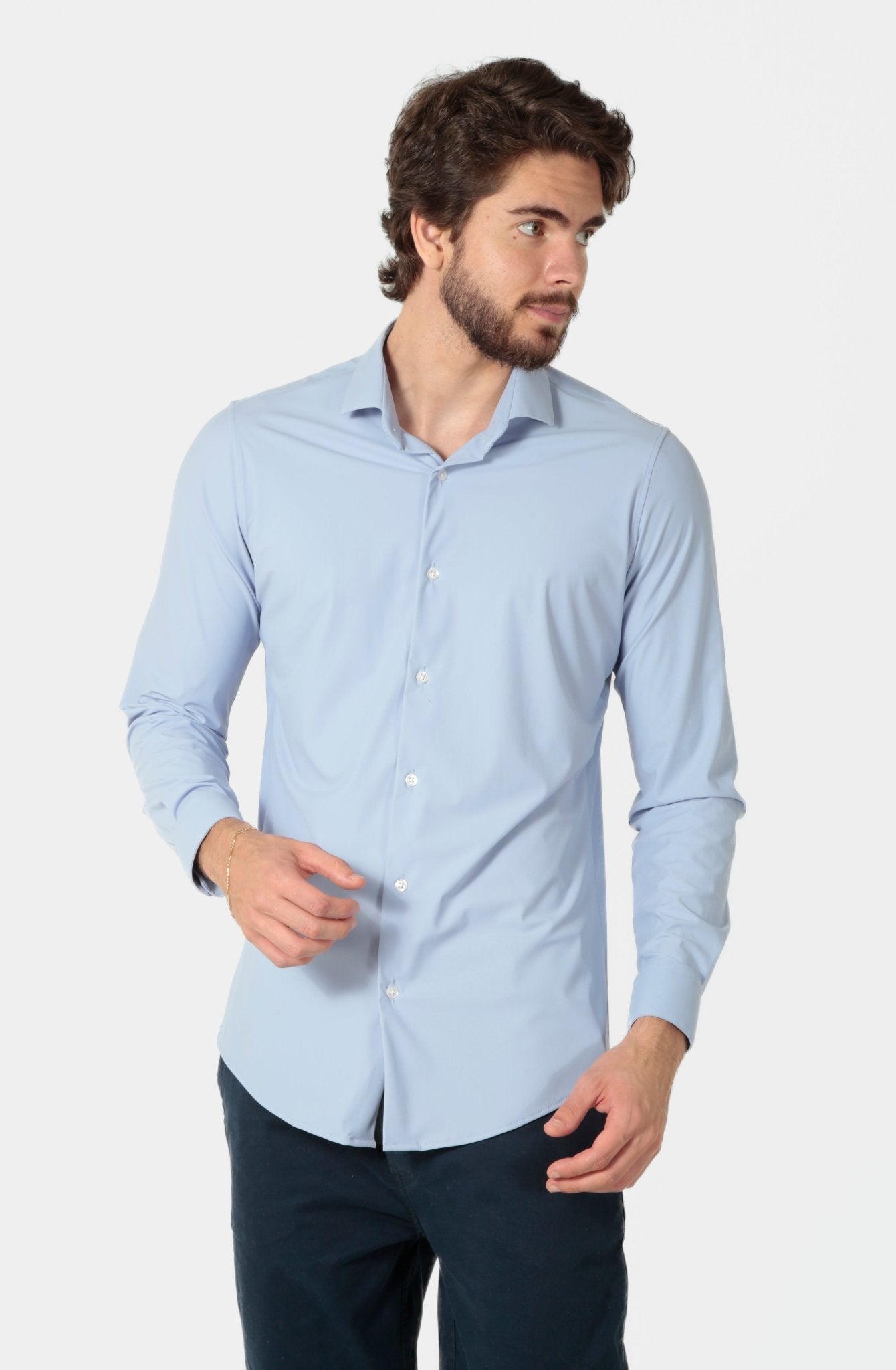 Camisa azul claro em poliamida tech stretch Sky Glide, tecido de alta performance que se estende suavemente e mantém o conforto durante o movimento