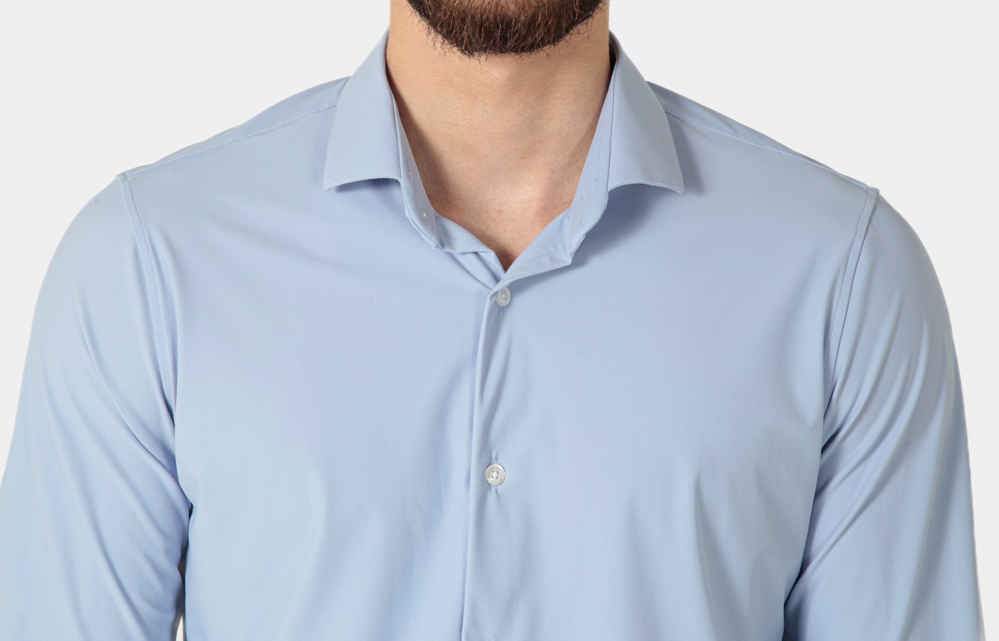 Camisa azul claro em poliamida tech stretch Vapor Light, a camisa mais leve que não amassa, ideal para viagens e longas jornadas com frescor prolongado