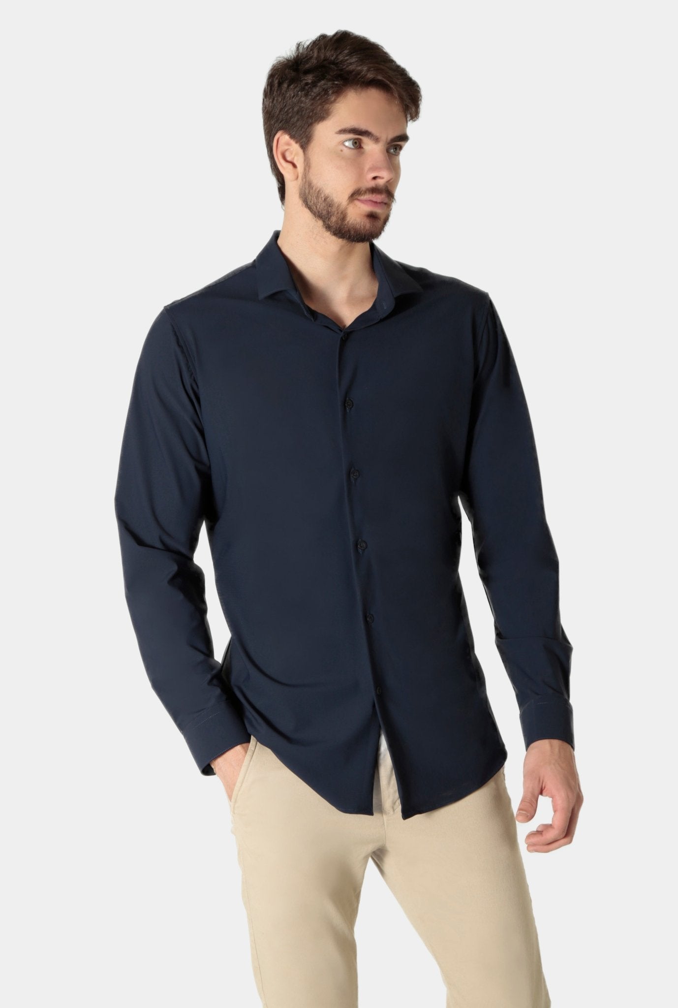 Camisa masculina azul marinho em poliamida tech stretch, cor profunda com tecido tecnológico de rápida secagem que não amassa e oferece toque frio