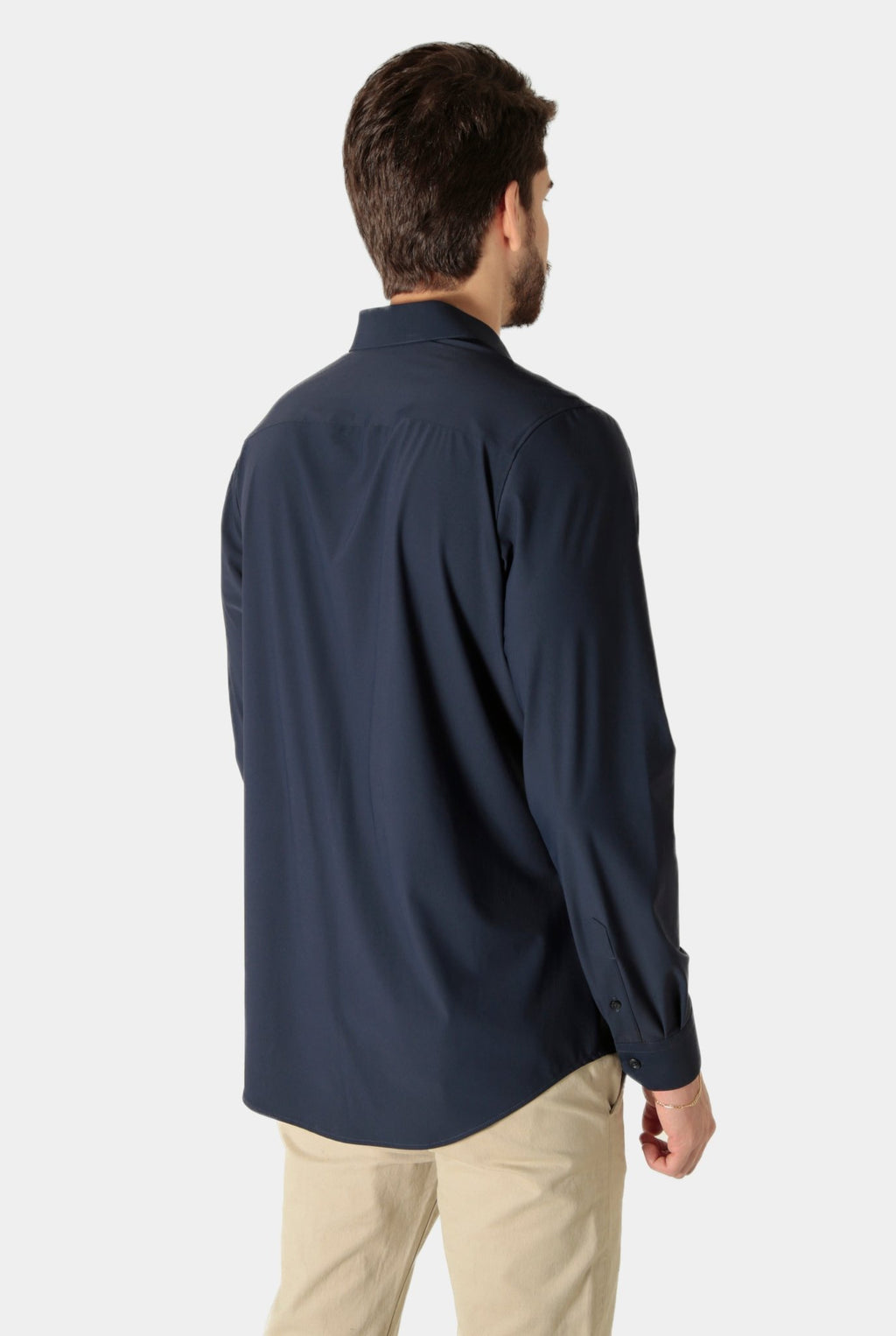 Camisa azul marinho em poliamida tecnológica stretch, máxima elasticidade com tecido respirável de alta durabilidade que dispensa ferro de passar