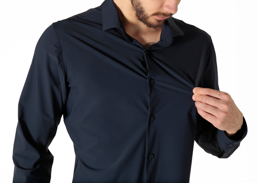 Camisa masculina azul marinho tech poliamida stretch, design funcional ideal para viagens, com tecnologia anti-odor e acabamento minimalista sofisticado