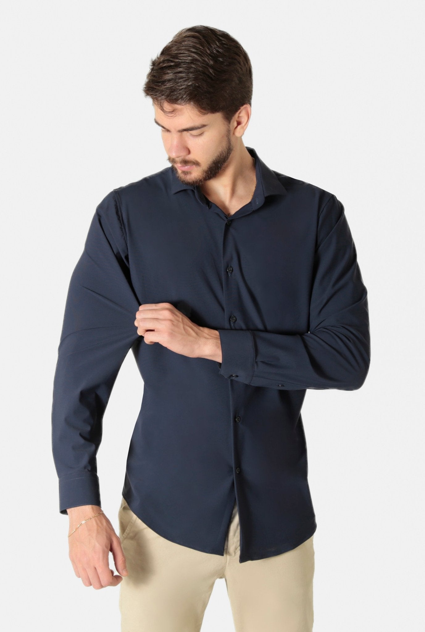 Camisa azul marinho em poliamida com elastano tech stretch, modelagem ergonômica que se ajusta ao corpo garantindo total liberdade de movimento e conforto térmico