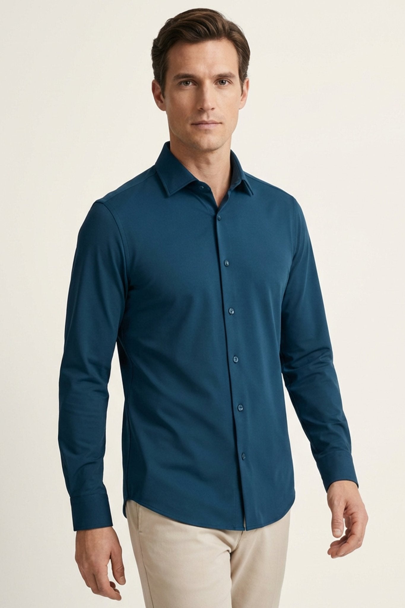 Camisa masculina azul petróleo em poliamida tech stretch, tonalidade sofisticada e versátil com acabamento premium que dispensa o uso de ferro e garante total liberdade de movimento