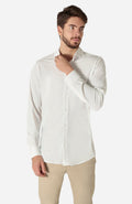 Camisa branca em poliamida com elastano tech stretch, tecido inteligente que não amassa e facilita o dia a dia, mantendo um visual impecável