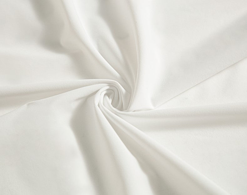 Camisa branca em poliamida tecnológica stretch, ultra leve e compacta, ideal para viagens e para quem busca conforto térmico superior sem abrir mão da elegância