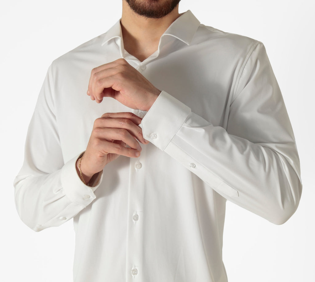 Camisa masculina branca tech poliamida stretch, design minimalista com modelagem ergonômica que oferece máxima liberdade de movimento e ajuste perfeito