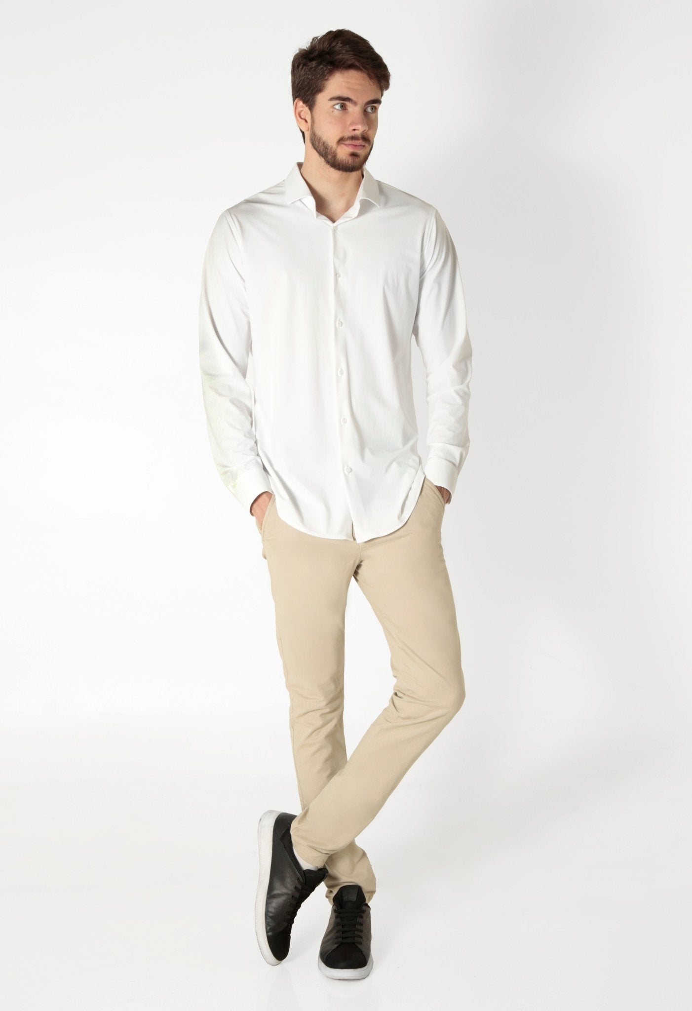 Camisa masculina branca em poliamida tech com stretch, tecnologia de toque frio e alta respirabilidade para manter o corpo seco e fresco o dia todo