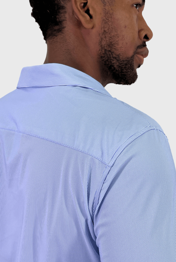 Camisa listrada azul e branco em poliamida tecnológica, tecido ultra leve com acabamento premium que dispensa ferro e garante elegância o dia todo