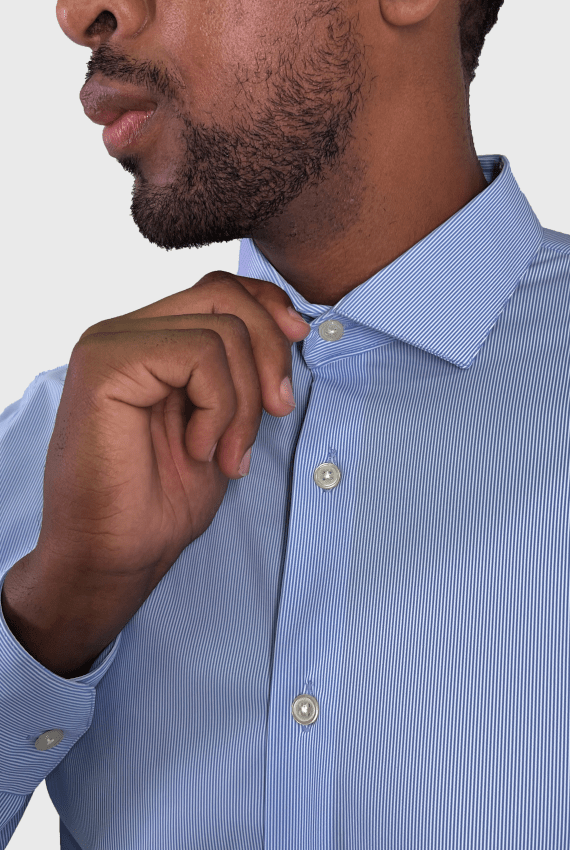 Camisa masculina azul e branco listrada tech stretch, modelagem contemporânea em poliamida de alta performance com toque macio e proteção térmica