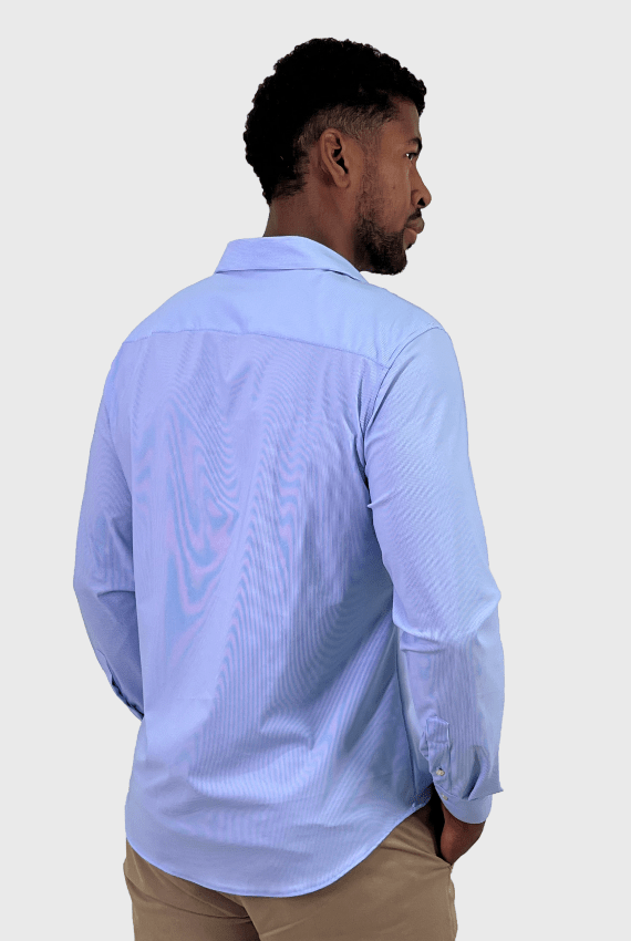 Camisa masculina tech stretch listrada azul e branco, design moderno com tecnologia anti-odor e flexibilidade total para acompanhar o movimento do corpo