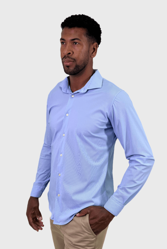 Camisa listrada azul e branco em poliamida com elastano, padrão de listras suaves com alta respirabilidade e secagem rápida ideal para climas quentes