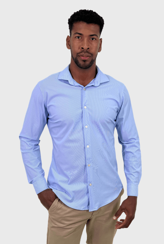 Camisa masculina listrada azul e branco em poliamida tech stretch, visual leve e casual com tecnologia que não amassa e toque frio para máximo conforto