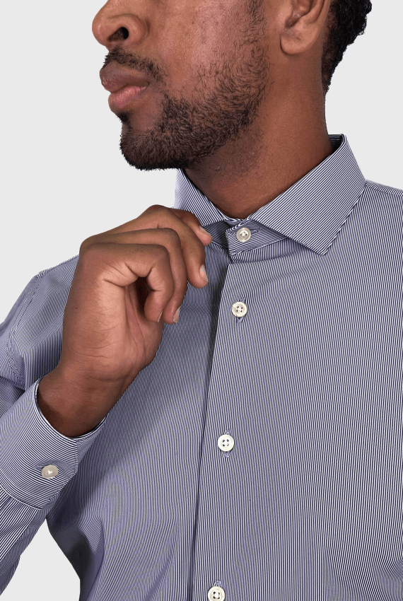 Camisa listrada azul marinho e branco em poliamida stretch horizon, o equilíbrio perfeito entre a estampa clássica e a performance do tecido inteligente