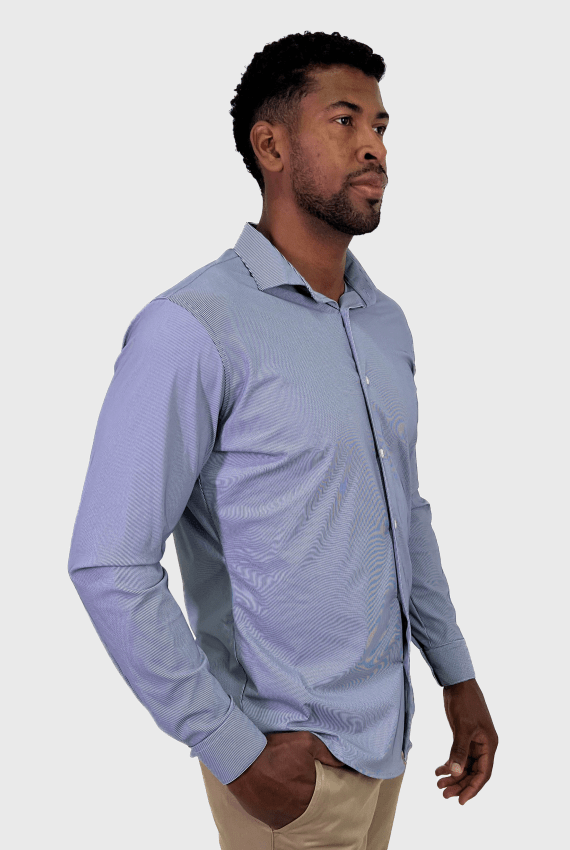 Camisa listrada azul marinho e branco em poliamida com elastano, padrão de listras finas sofisticadas com alta elasticidade e secagem rápida para o dia a dia