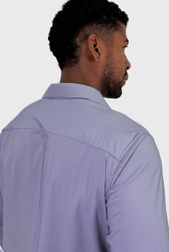Camisa listrada azul marinho e branco em poliamida tecnológica, máxima flexibilidade e conforto térmico superior com visual moderno e elegante