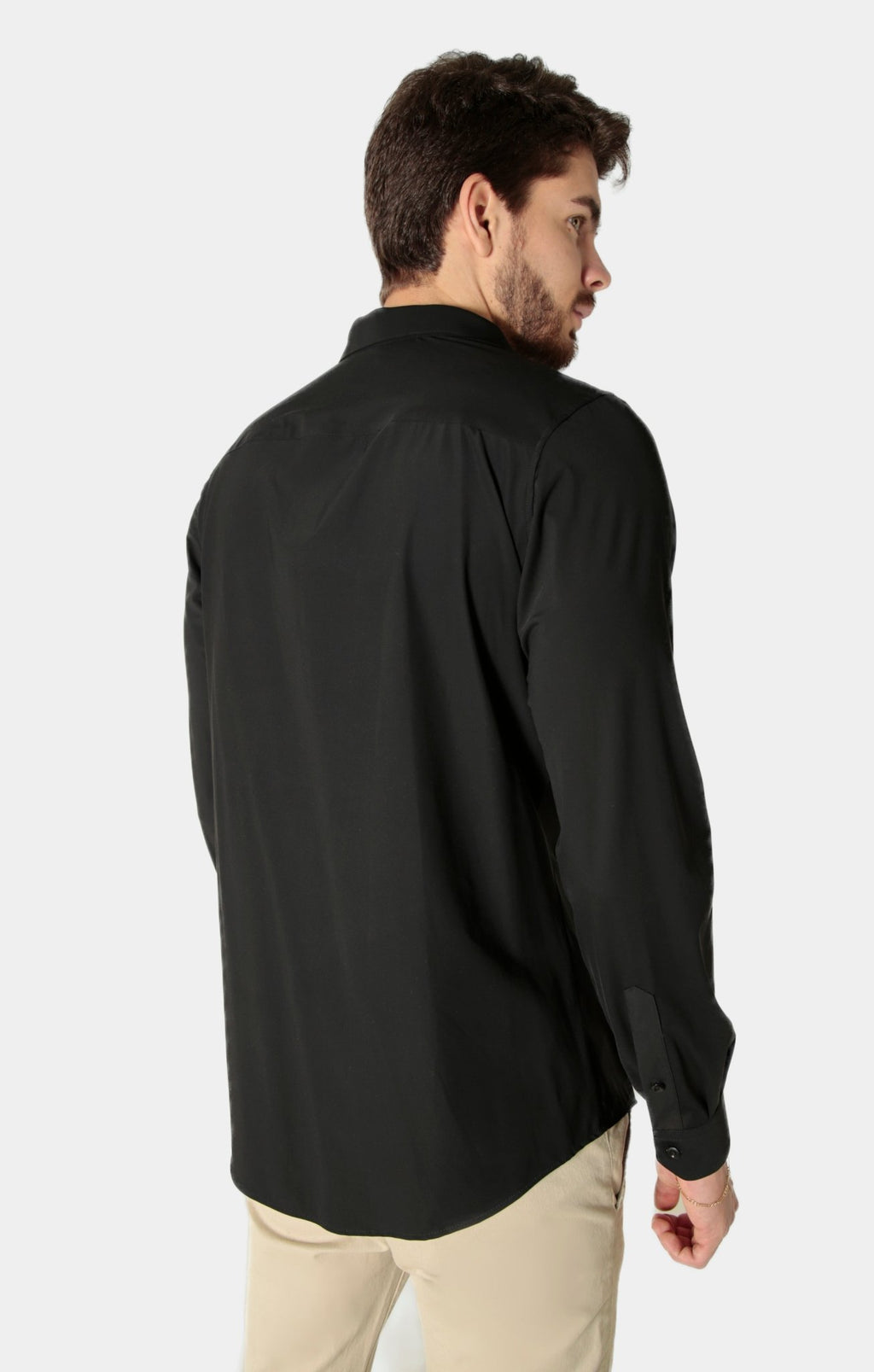Camisa preta em poliamida com elastano tech stretch, modelagem dinâmica que acompanha os movimentos do corpo com toque frio e secagem rápida