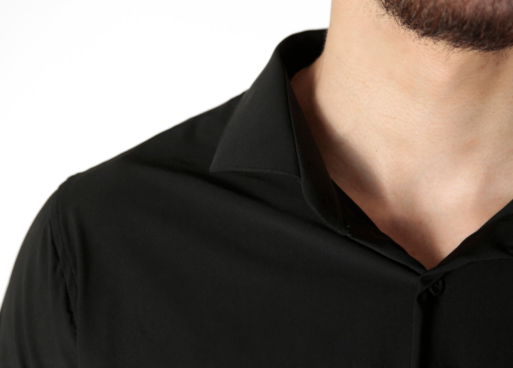 Camisa masculina preta tech poliamida stretch, design funcional e minimalista com tecnologia anti-odor e caimento impecável para o homem moderno