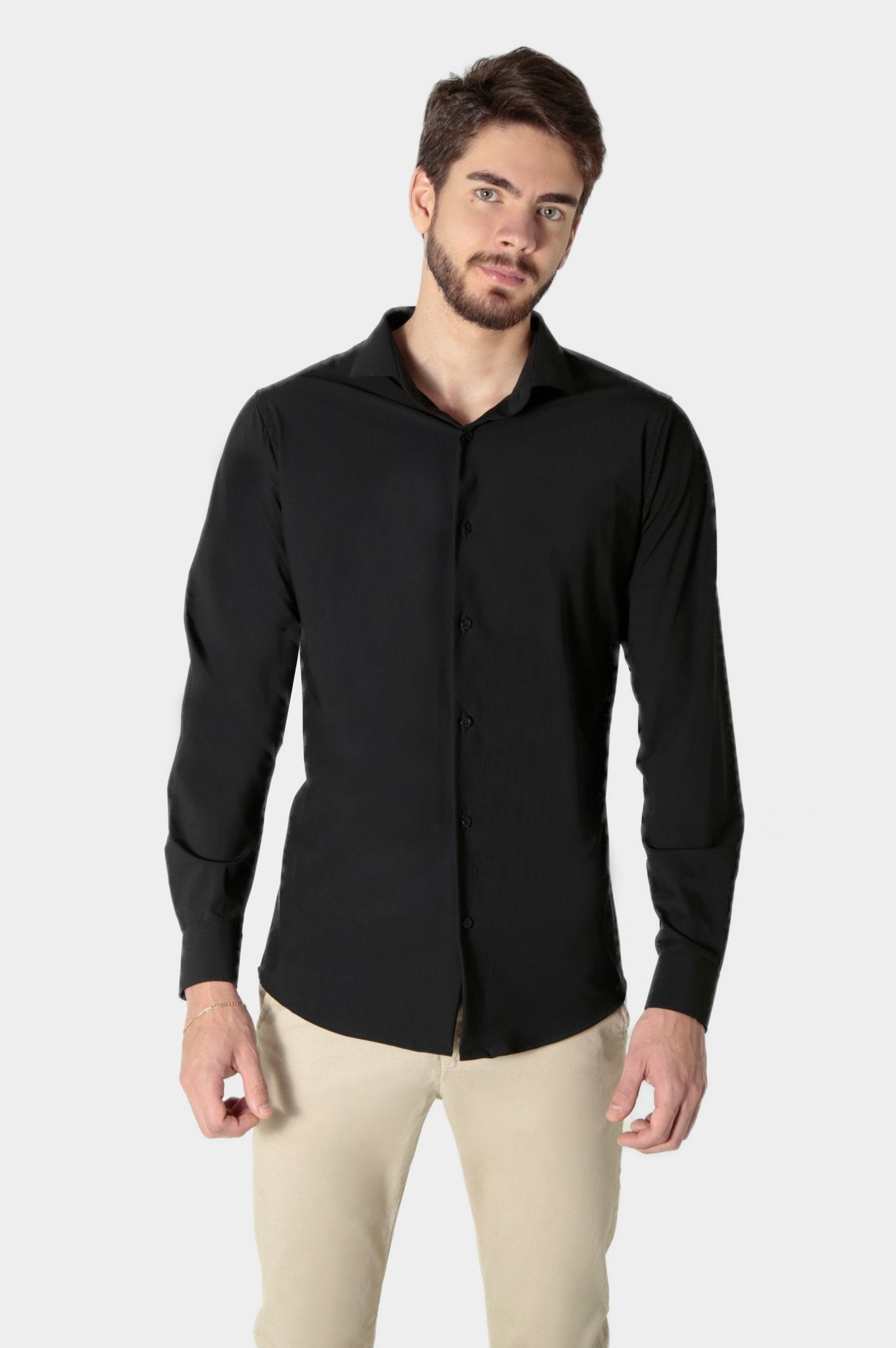 Camisa masculina preta em poliamida tech com stretch, tecido tecnológico ultra leve que não amassa e oferece alta respirabilidade para o dia a dia