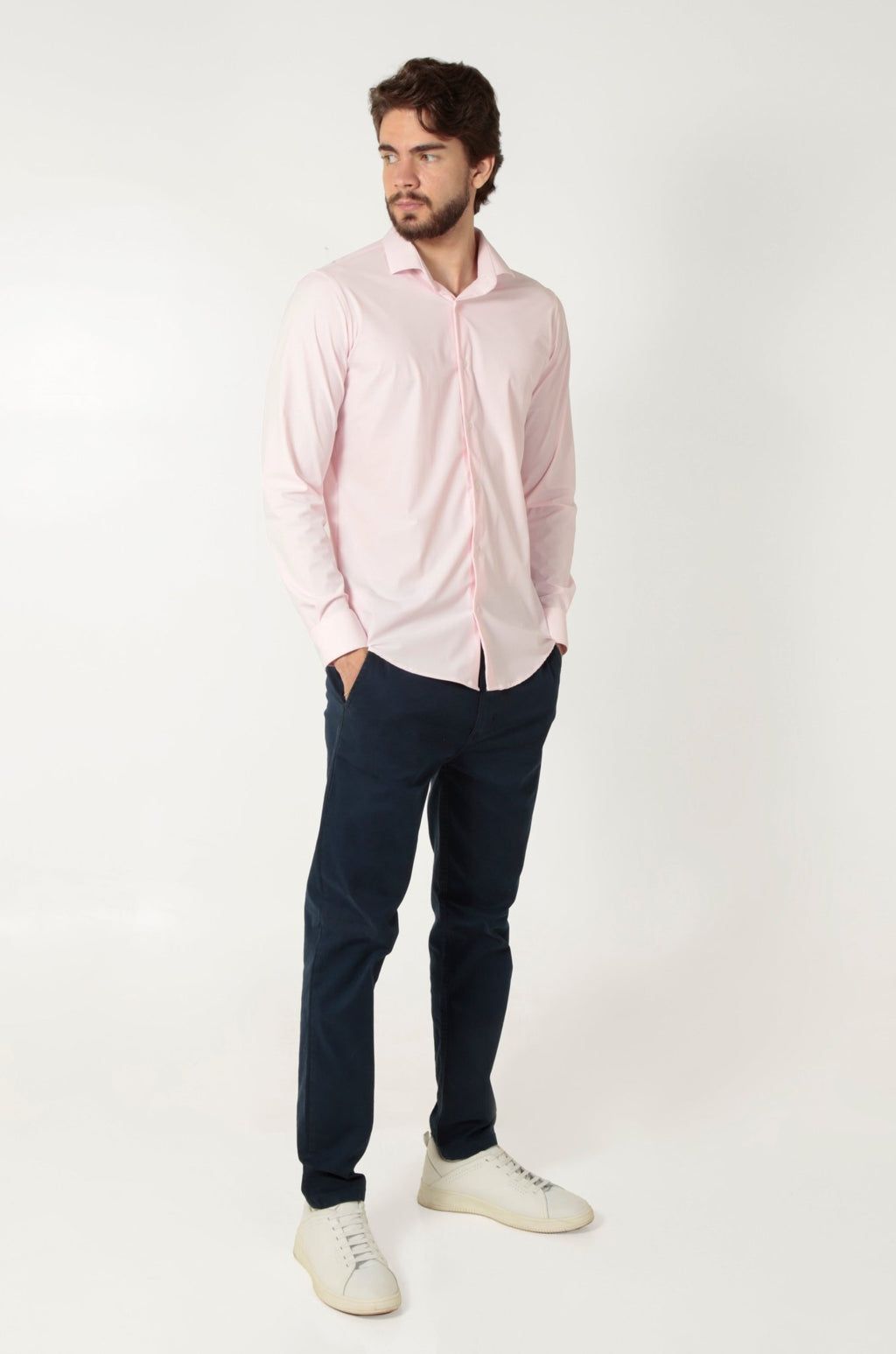 Camisa rosa claro em poliamida com elastano tech stretch, tecido inteligente que não amassa e oferece flexibilidade total para acompanhar sua rotina com elegância