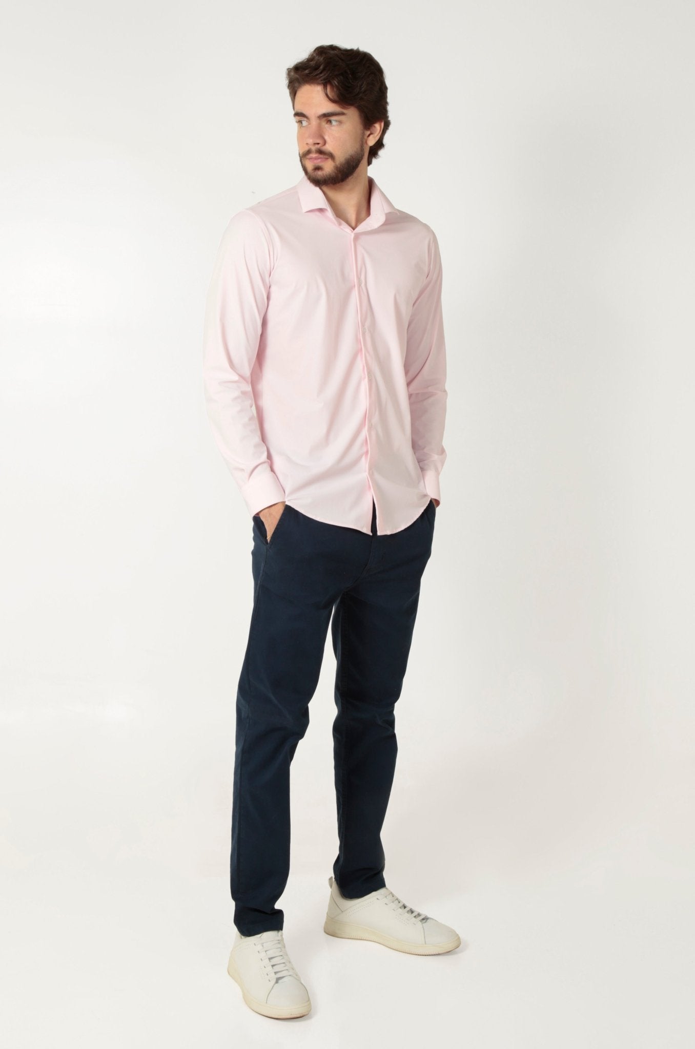 Camisa rosa claro em poliamida com elastano tech stretch, tecido inteligente que não amassa e oferece flexibilidade total para acompanhar sua rotina com elegância