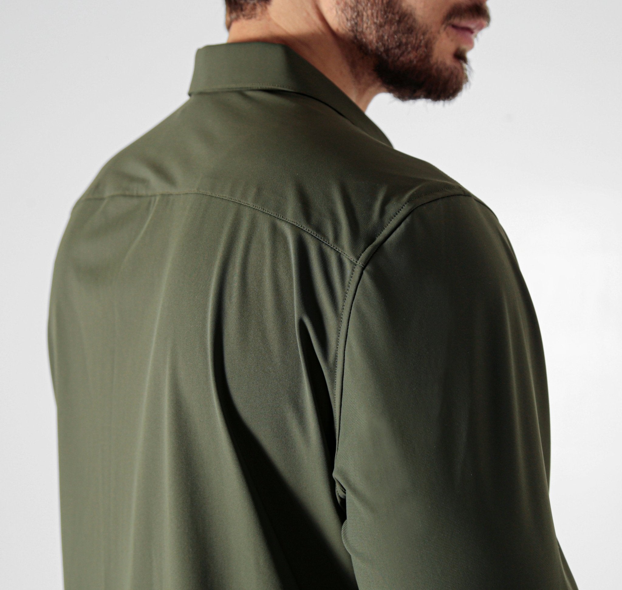 Camisa verde escuro em poliamida com elastano tech stretch, tecido inteligente que não amassa e oferece flexibilidade total para acompanhar sua movimentação com elegância e praticidade