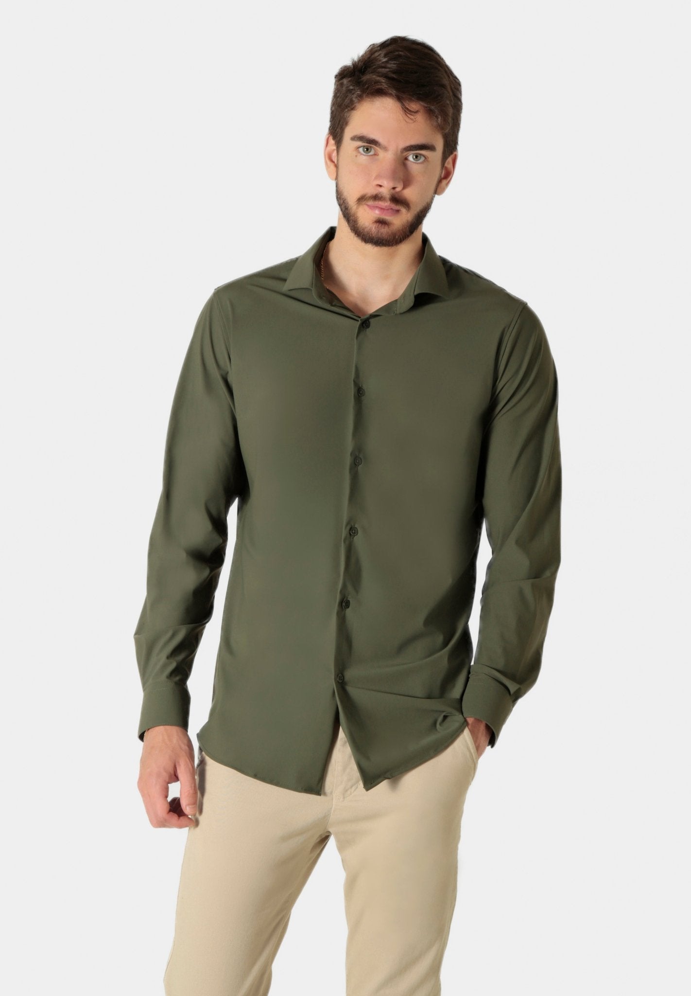 Camisa masculina verde escuro em poliamida tech stretch, cor profunda inspirada na floresta com tecnologia de toque frio e alta respirabilidade para conforto o dia todo