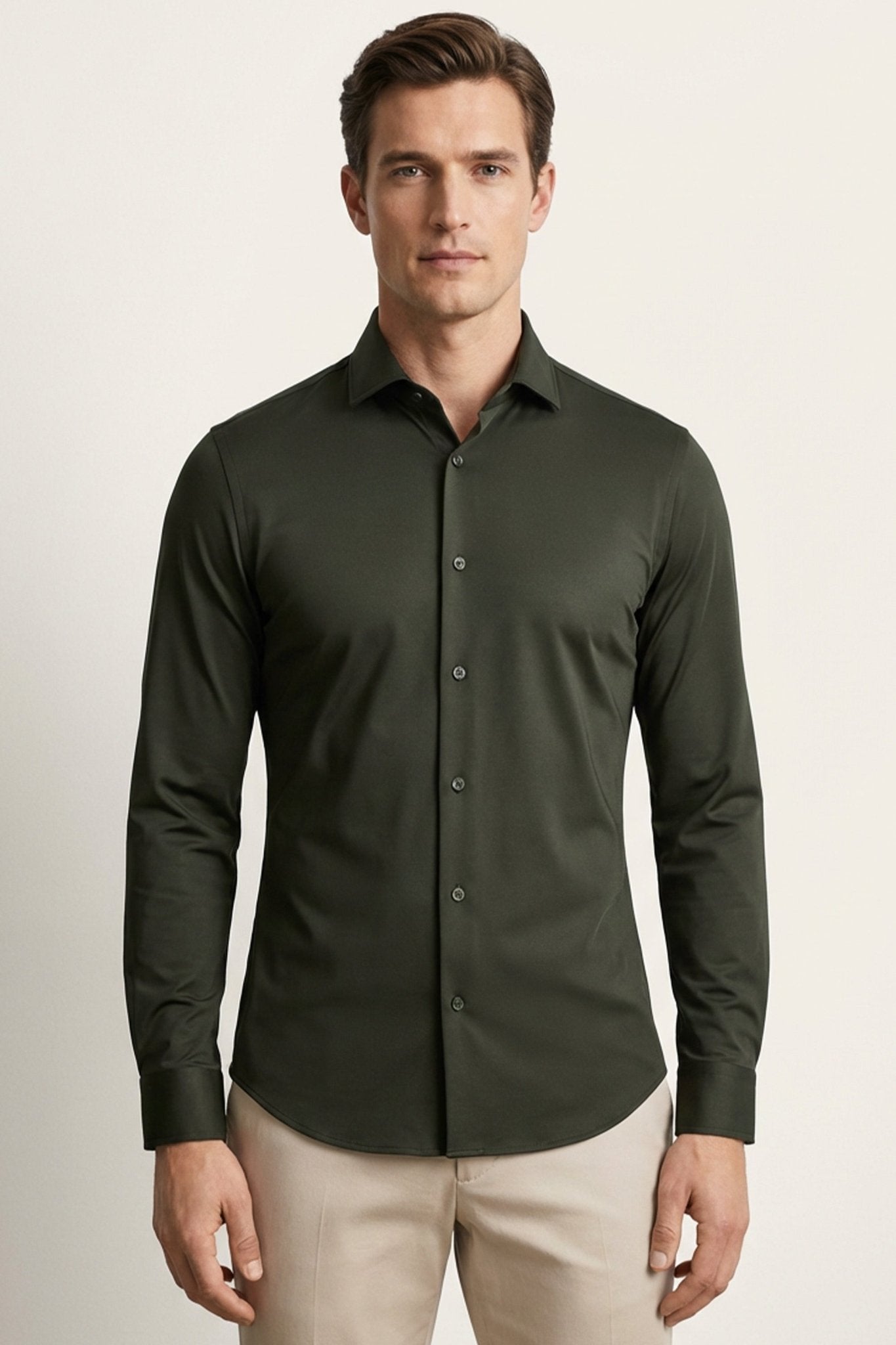 Camisa masculina verde militar em poliamida tech stretch, visual robusto com tecnologia de secagem rápida e proteção térmica, ideal para quem busca durabilidade e conforto em qualquer aventura