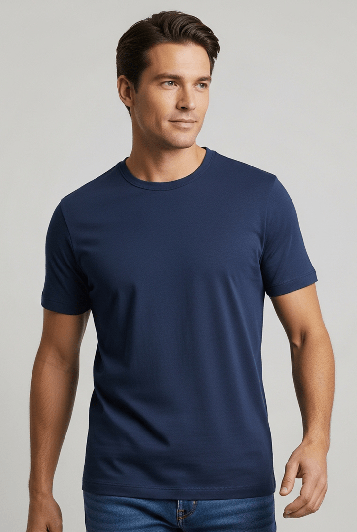 Camiseta básica masculina Work azul marinho, design funcional com modelagem confortável e tecido que facilita a transpiração para o máximo desempenho profissional