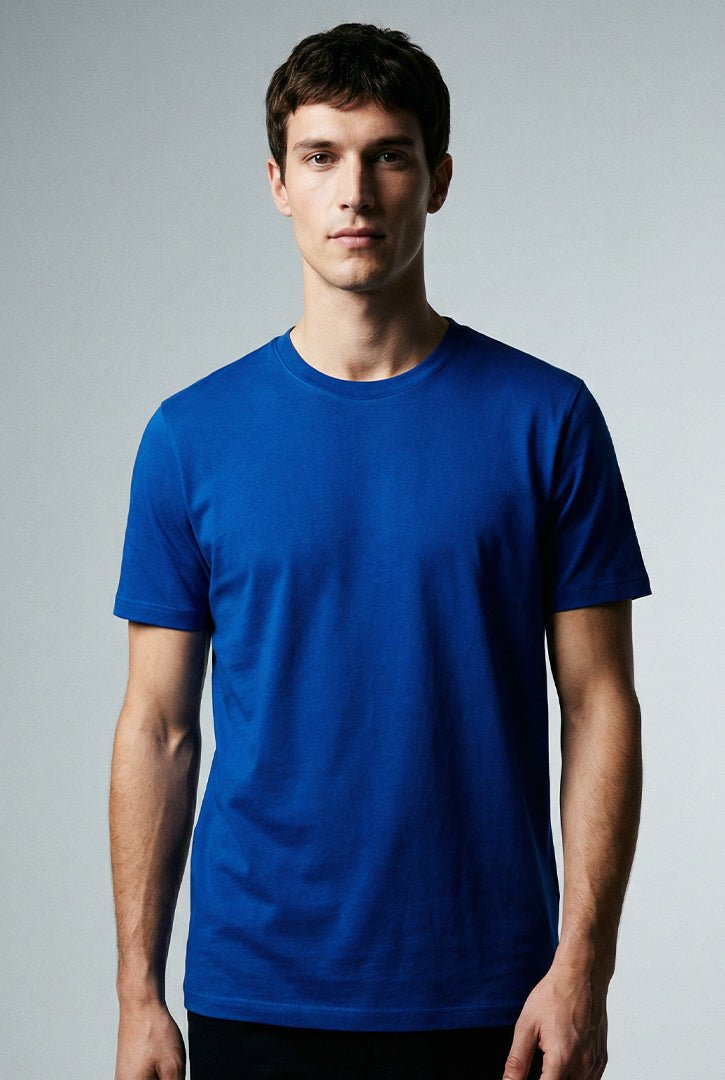 Camiseta básica Work azul royal, cor vibrante com acabamento premium e gola em ribana, unindo resistência e estilo para compor o uniforme de trabalho moderno