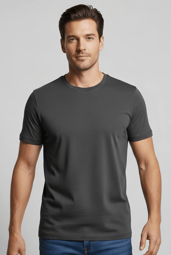 Camiseta básica Work cinza chumbo, tonalidade escura moderna com tecido encorpado e toque macio que garante conforto e resistência para rotinas intensas