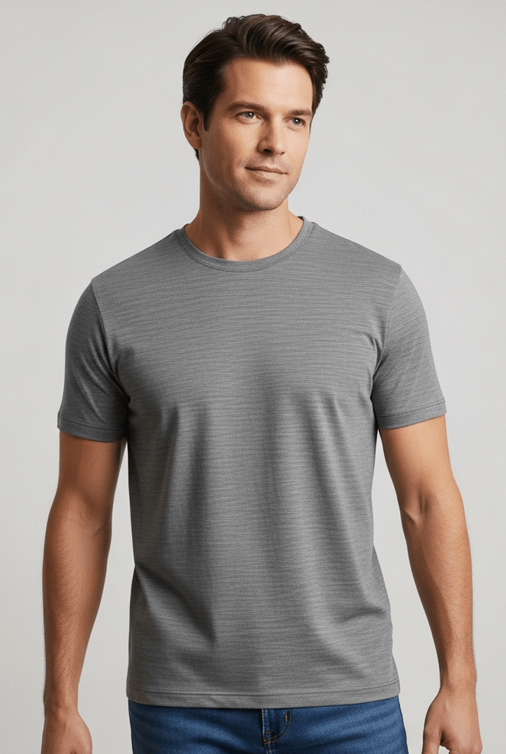 Camiseta masculina básica Work cinza mescla, o clássico indispensável com composição equilibrada para evitar deformações e garantir frescor durante o trabalho