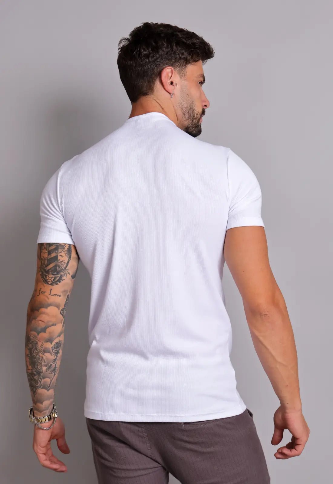 Camiseta masculina branca gola media slim, estilo premium basico e elegante
