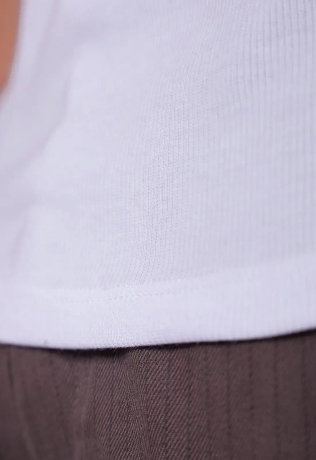 Camiseta masculina branca slim gola media, visual elegante simples e moderno