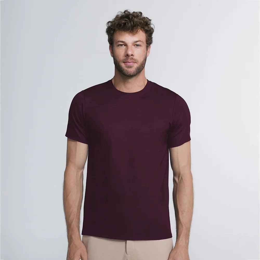 Camiseta masculina vinho Core E-Tech encorpada, caimento estruturado com estilo moderno e toque premium