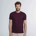 Camiseta masculina vinho Core E-Tech encorpada, caimento estruturado com estilo moderno e toque premium