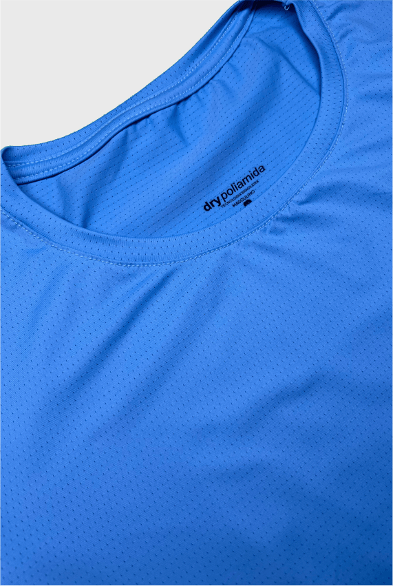 Camiseta fitness azul claro em poliamida dry active, design esportivo moderno com material respirável que evita o suor e garante liberdade de movimento