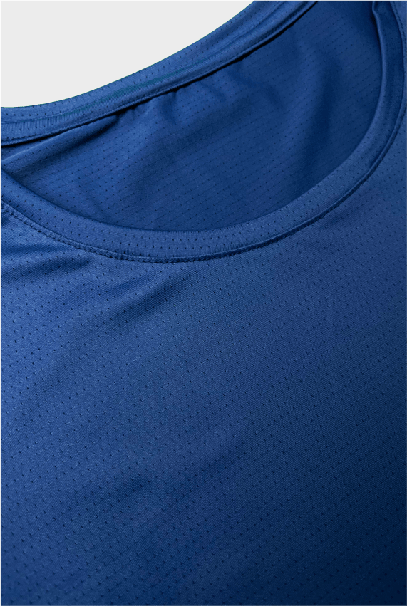 Camiseta fitness azul marinho em poliamida dry smart, design funcional e leveza extrema para garantir liberdade de movimento e frescor constante
